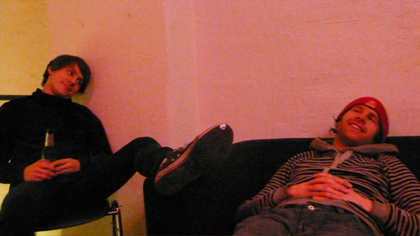 Tom und Frieder im Backstage Raum in Berlin. Rock'n'Roll bedeutet zu 70 Prozent Warten.